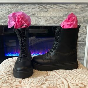 Wild Diva faux leather chunky combat lace up boots size 9.